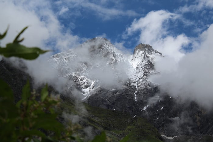 How should one can plan a journey to Valley of Flowers, Chamoli, Uttarakhand?
