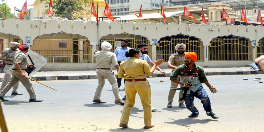 After the Patiala violence, Hindu organizations announced a shutdown today, mobile-internet services closed till 6 pm