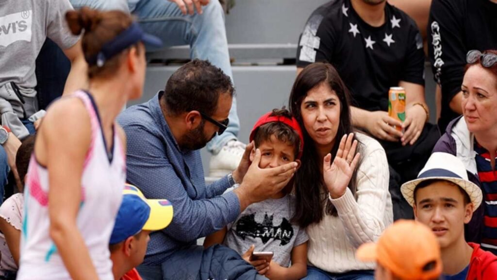 Tennis: When a small child was injured by the player’s racket during the match, then this happened…!