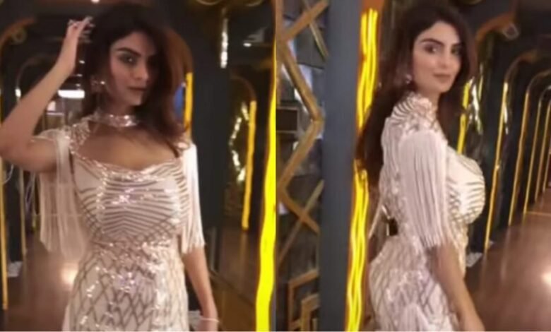 Sexy Video: Anveshi Jain lights in golden glitzy mini outfit, watch