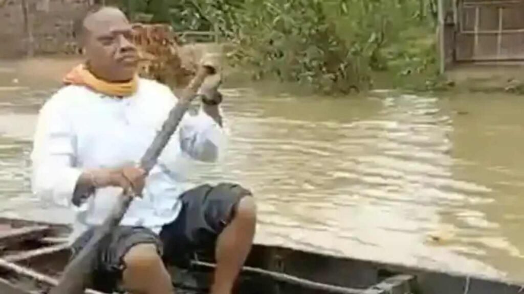 Assam: Netaji became a boat driver for the needy amidst flood situation, watch video