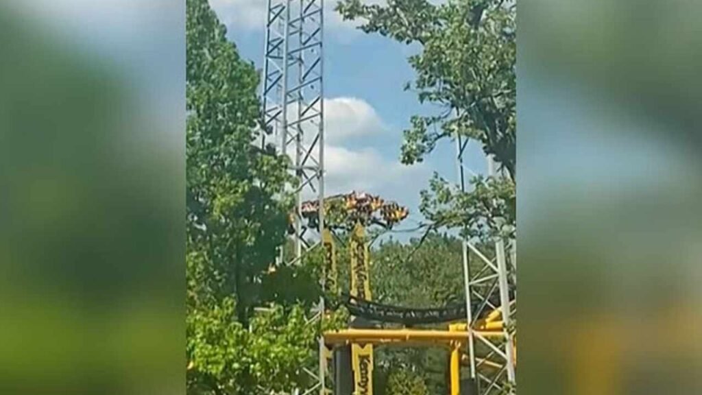 People trapped in a rollercoaster in Pennsylvania, USA, video surfaced