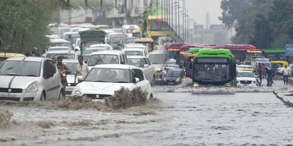 Monsoon again showed its attitude, heavy rain in many areas including Delhi-NCR, declared holiday in schools