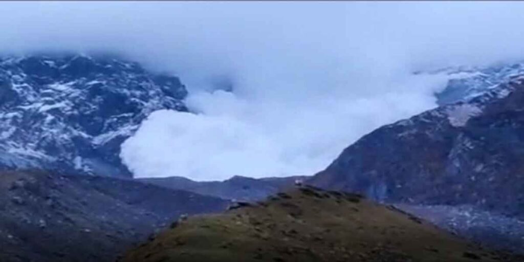 Devotees frightened by avalanche in Kedarnath