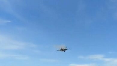 एयरशो के दौरान भीषण हादसा, दो प्लेन की आसमान में हुई जोरदार टक्कर, हुआ ये हाल...देखें VIDEO