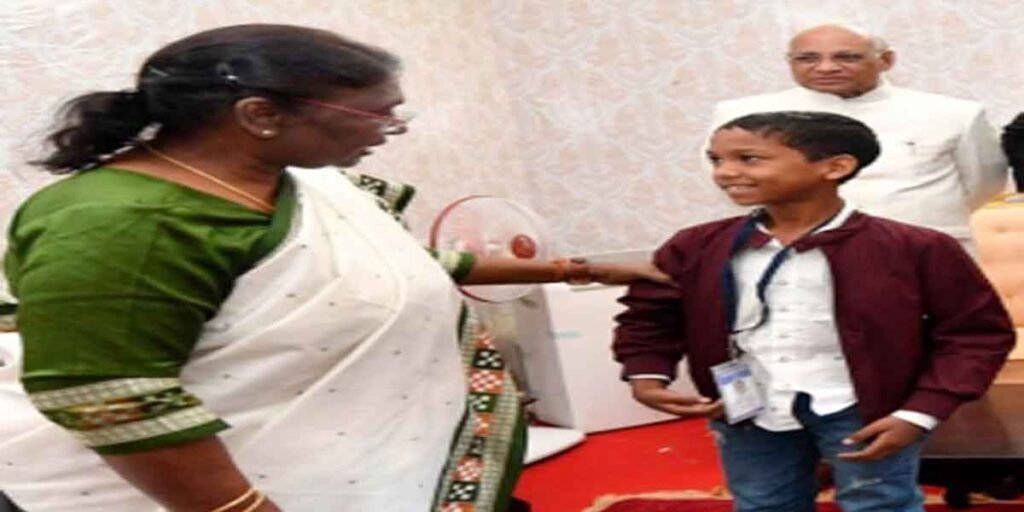 A small child became a special guest during the President’s visit to Jharkhand