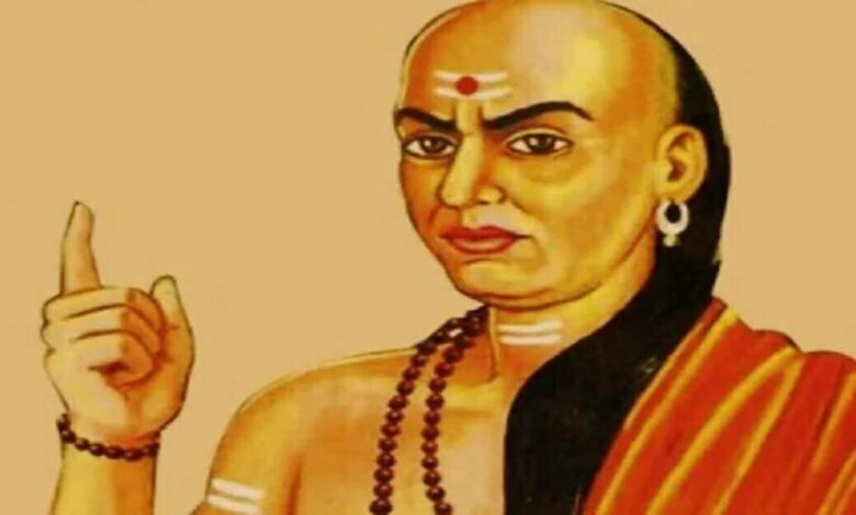 Chanakya Niti: सुखी जीवन के लिए इन अवगुणों को खुद से रखें दूर, नहीं तो जिंदगी बन जाएगी नर्क