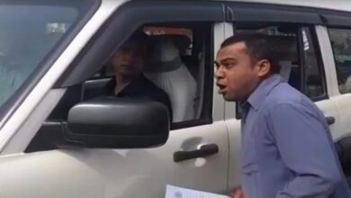 अधिकारी की गाड़ी रोककर भौंकने लगा युवक, फिर अधिकारी ने उठाया ये कदम... विरोध के इस अनोखे तरीके का देखिए VIDEO