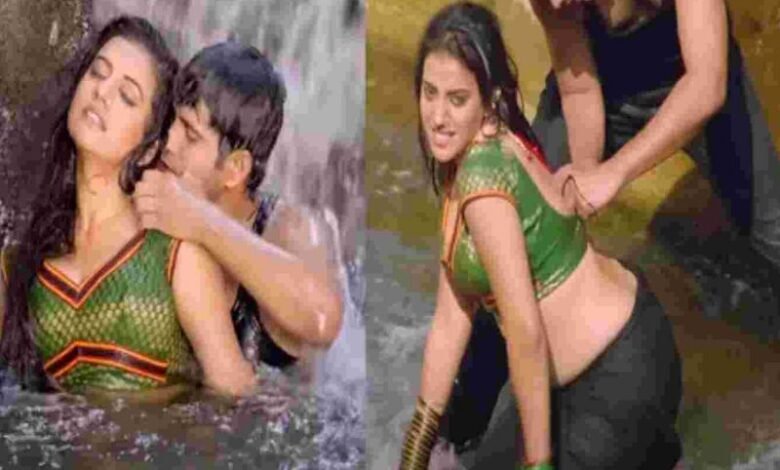 Bhojpuri beauty Akshara Singh opened her blouse from this actor